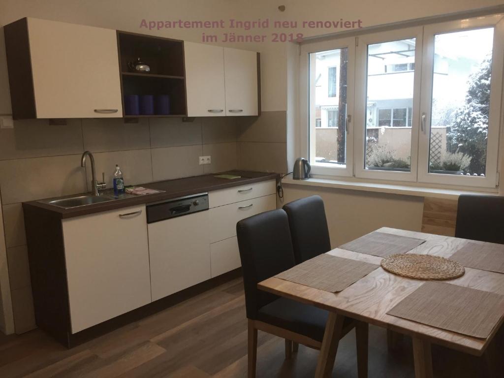 A kitchen or kitchenette at Pension Kohlweg