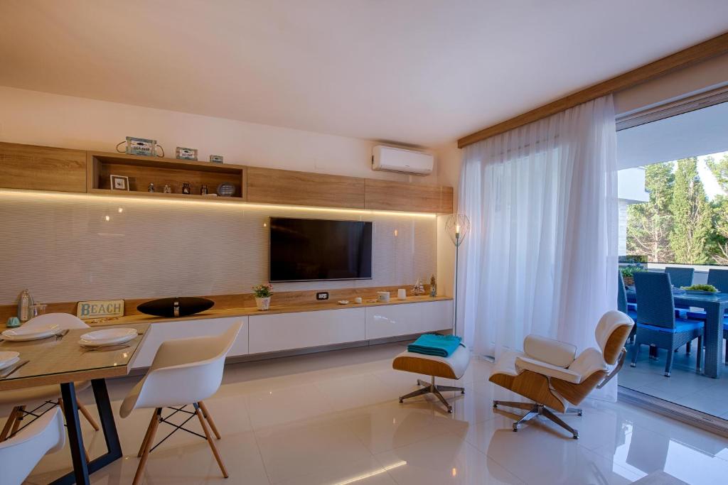 Televízia a/alebo spoločenská miestnosť v ubytovaní Deluxe new apartments - few steps from the beach - luxury holiday with style - by TRAVELER tourist agency Krk