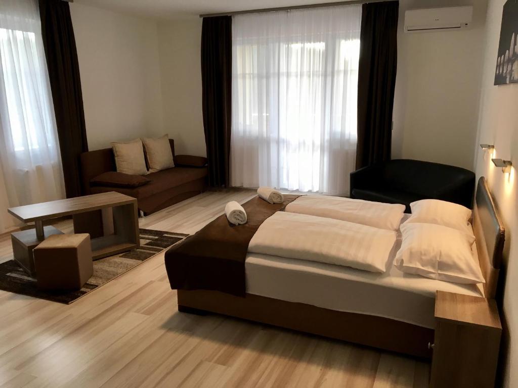 A bed or beds in a room at F&M Apartman