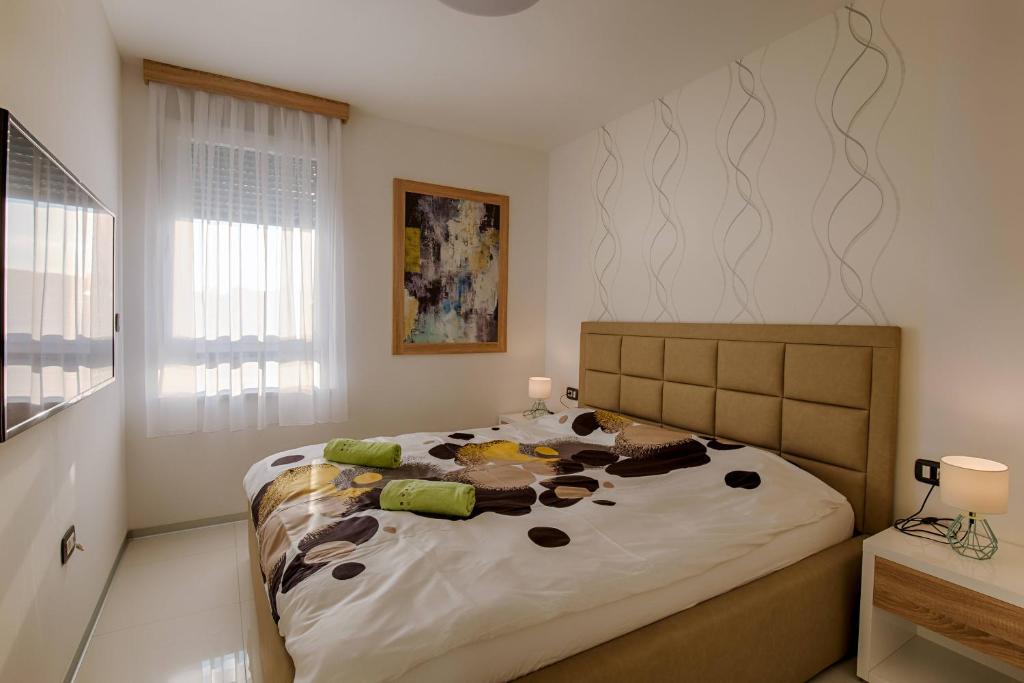Posteľ alebo postele v izbe v ubytovaní Deluxe new apartments - few steps from the beach - luxury holiday with style - by TRAVELER tourist agency Krk