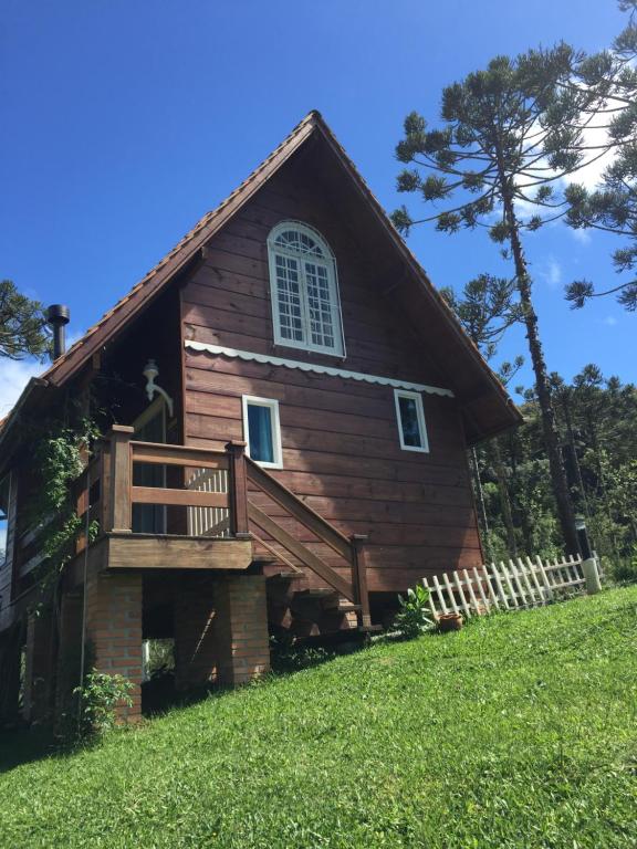 Casa de madera pequeña con porche y balcón en Eco Pousada Invernador, en Urubici