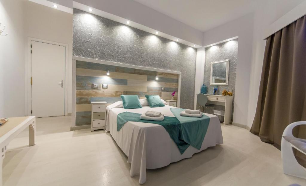 Hotel Sun Holidays في بويرتو دي لا كروث: غرفة نوم بسرير كبير مع وسائد زرقاء