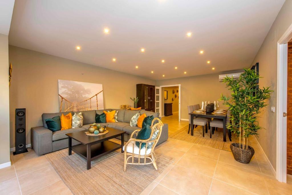 una sala de estar con un sofá y una mesa en Torrevieja, en Torrevieja