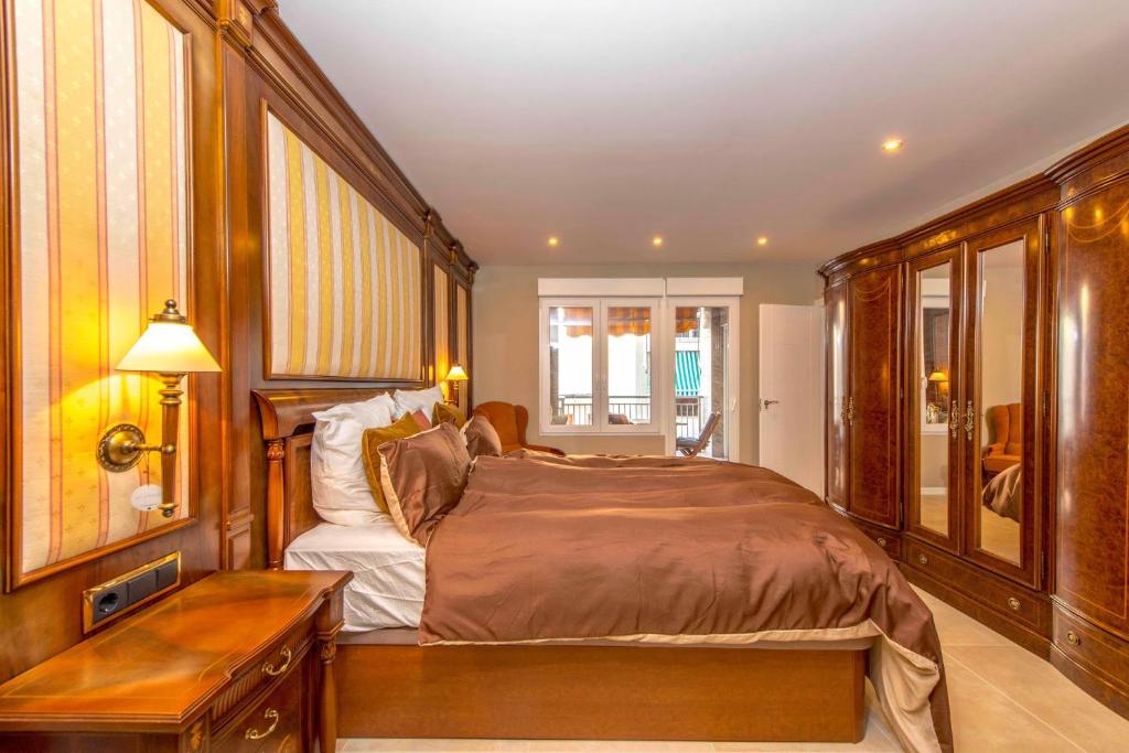 Un dormitorio con una cama grande y una mesa. en Torrevieja, en Torrevieja