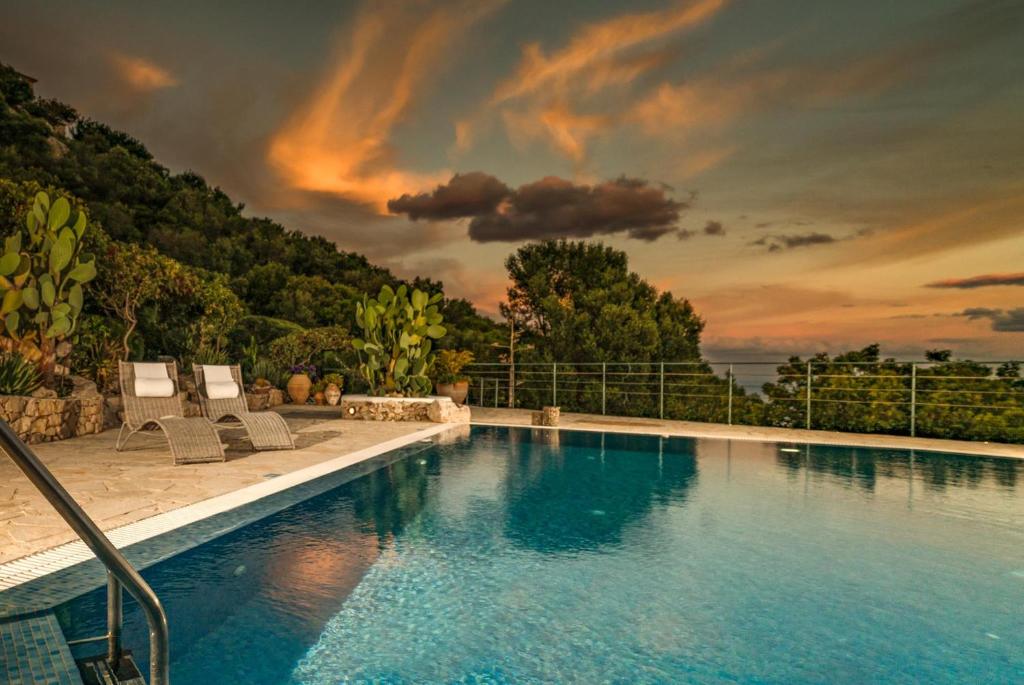 Bazén v ubytování Askos Stone Villa - the Island Panorama nebo v jeho okolí