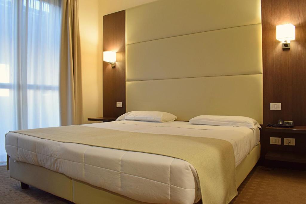 Postel nebo postele na pokoji v ubytování Palace Inn Rome Fiano