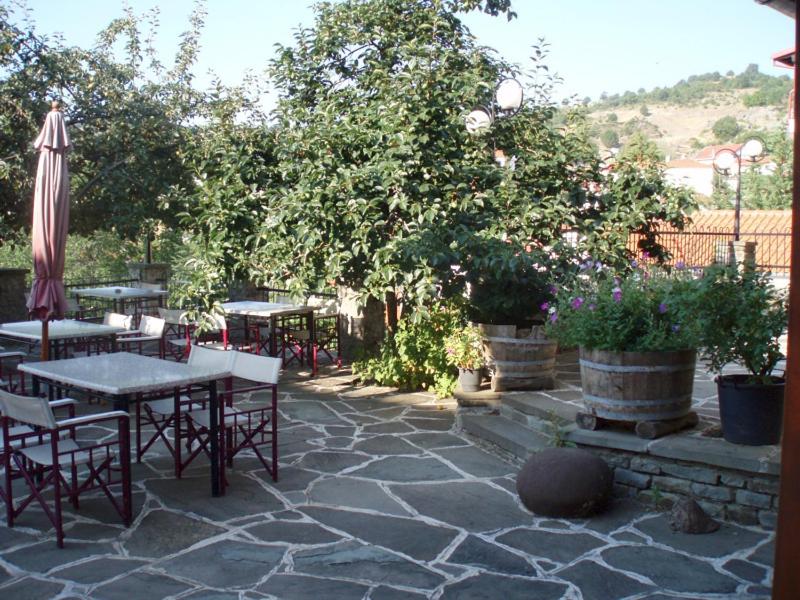 A garden outside Lefteris