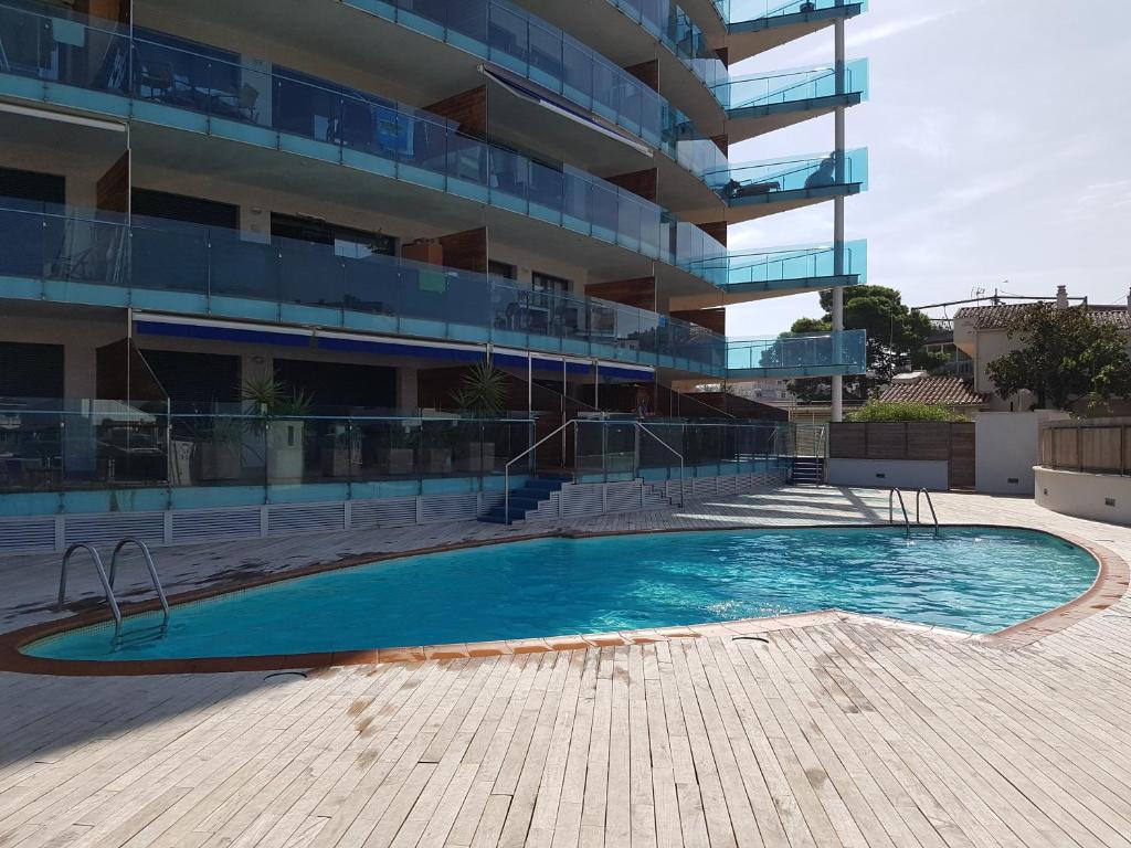 una piscina vuota di fronte a un edificio di Appartement Costa brava a Roses