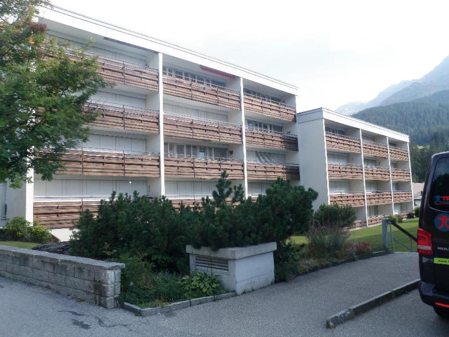een parkeerplaats voor een groot gebouw bij Sotmirana 53 (316 Sh) in Lenzerheide