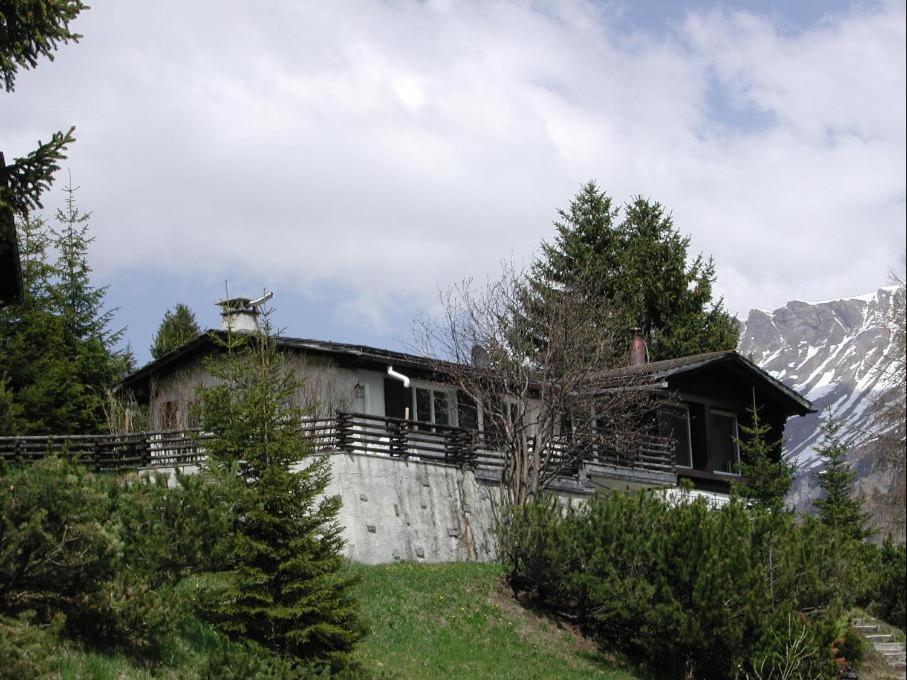 una casa con una montaña en el fondo en Canossa (716 Be), en Valbella