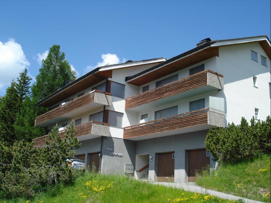 ヴァルベラにあるFoil Cotschen (378 Ma)の丘の上に茶色のドアがあるアパートメントビル