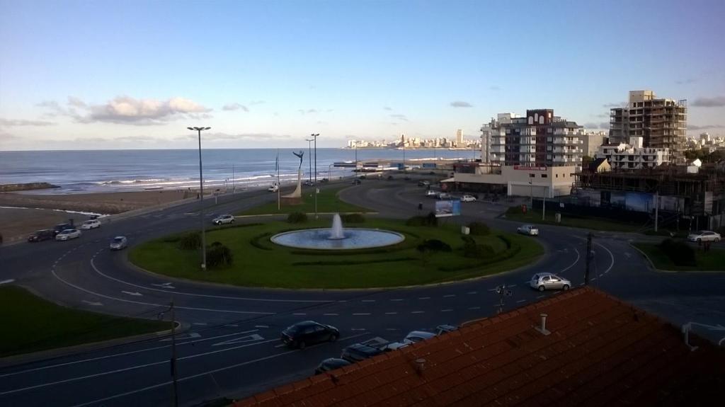 una rotonda con una fuente frente al océano en Departamento Mar de Plata 6 en Mar del Plata
