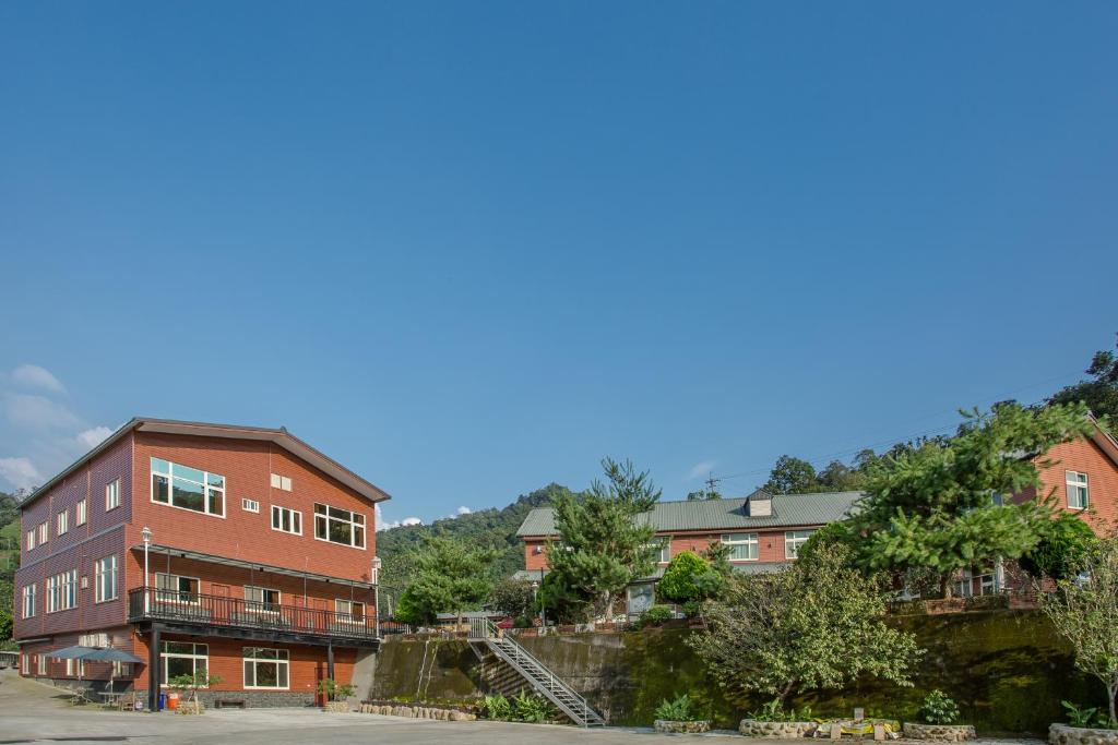 國姓鄉的住宿－百勝村民宿 ，一座城市中一组建筑,有一座建筑