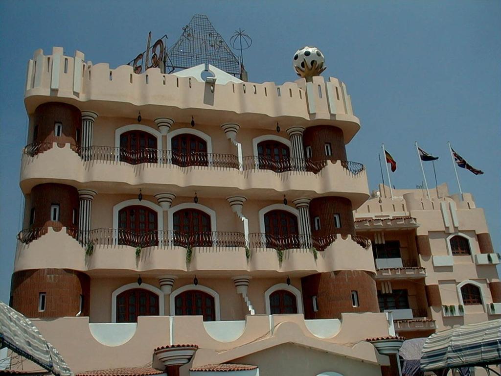 Un edificio con un pallone da calcio sopra di High way Hotel a Tanta
