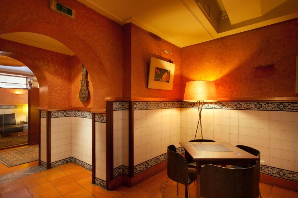 Uma área de estar em Hotel Internacional Porto