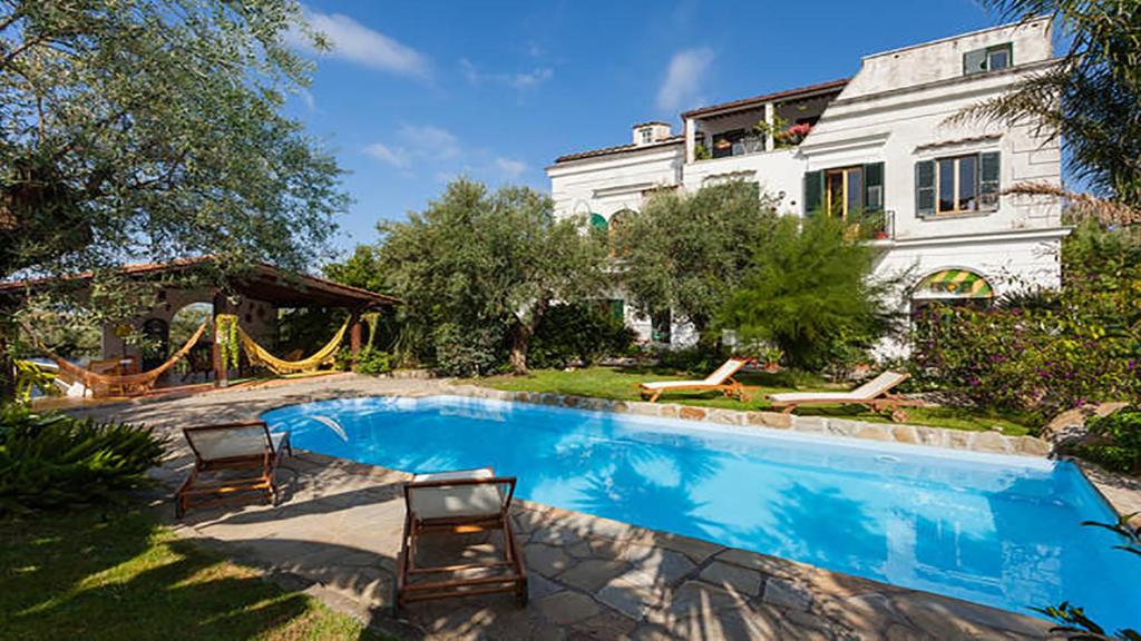 Der Swimmingpool an oder in der Nähe von Appartamento in Villa con Giardino privato e piscina
