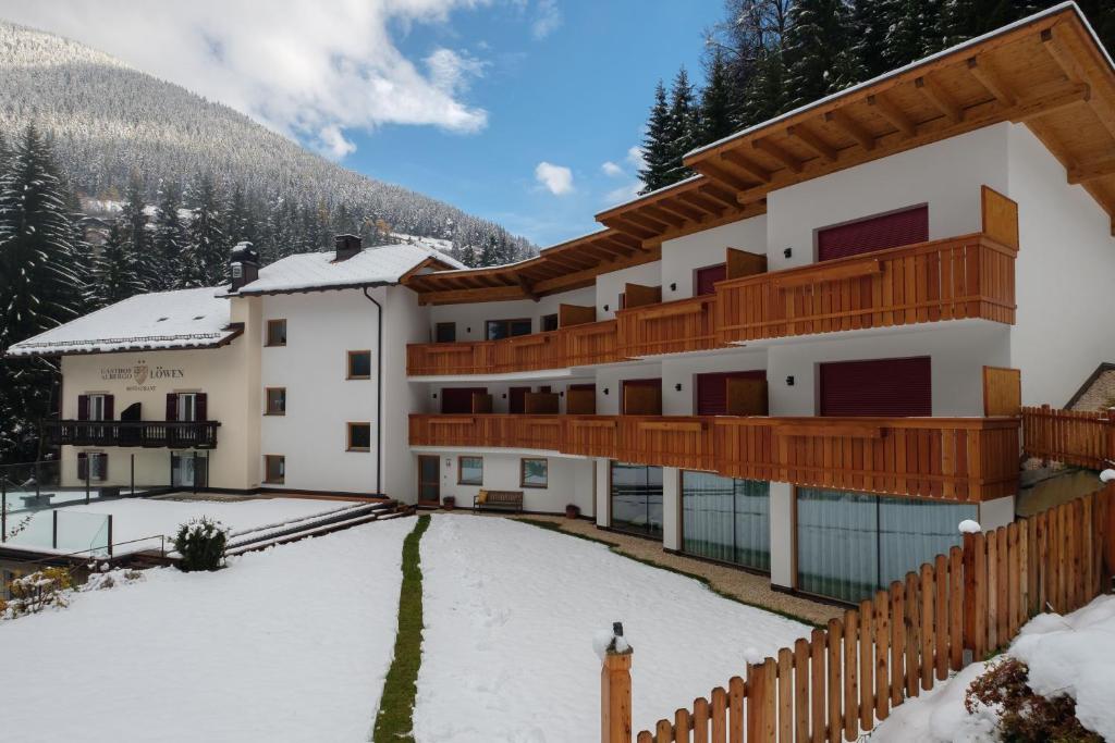 Nespecifikovaný výhled na hory nebo výhled na hory při pohledu z hotelu