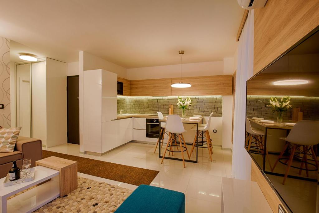 Posedenie v ubytovaní Deluxe new apartments - few steps from the beach - luxury holiday with style - by TRAVELER tourist agency Krk