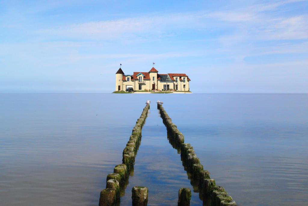 uma casa numa ilha no meio da água em La Petite France em Koszalin