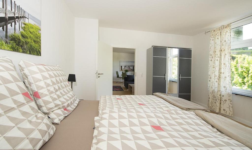 Un dormitorio con una cama grande y una ventana en Ferienwohnungen "am Fürstenweg" en Neuwied