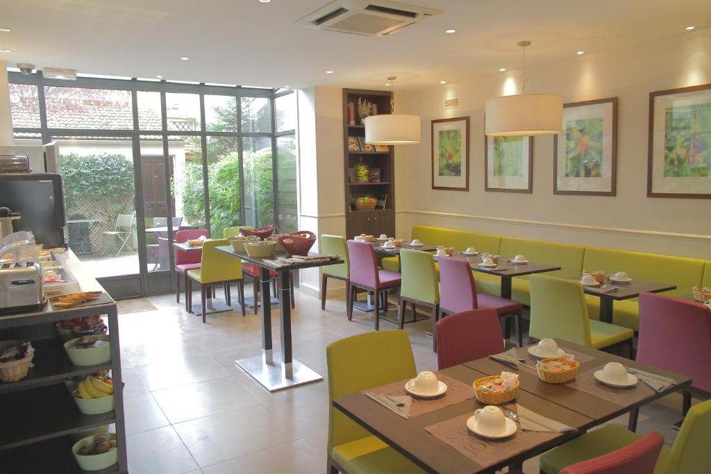 Posezení v ubytování Best Western Rives de Paris La Defense