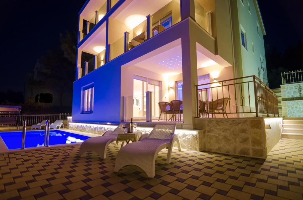 בריכת השחייה שנמצאת ב-Luxury Villa Star Lights Trogir - heated pool, hot tub, gym, billiard או באזור
