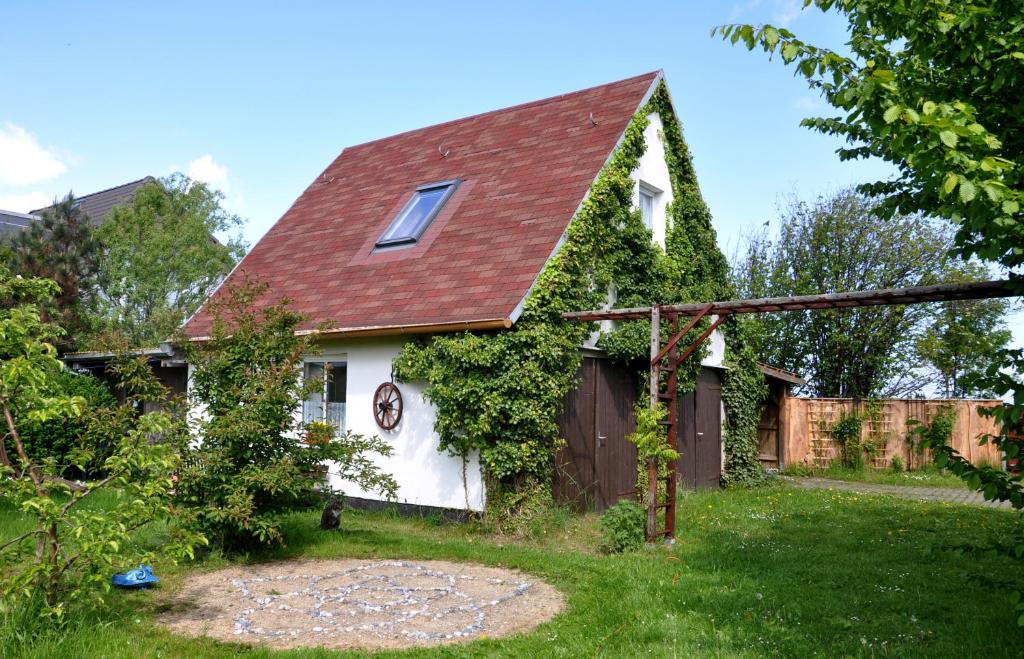 オストゼーバート・ニーンハーゲンにあるSommerferienhausの赤屋根の小さな白い家