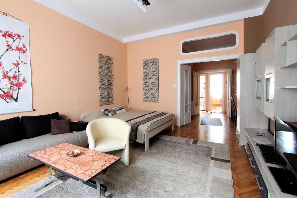 ブダペストにあるLili's homeのリビングルーム(ベッド1台、ソファ付)