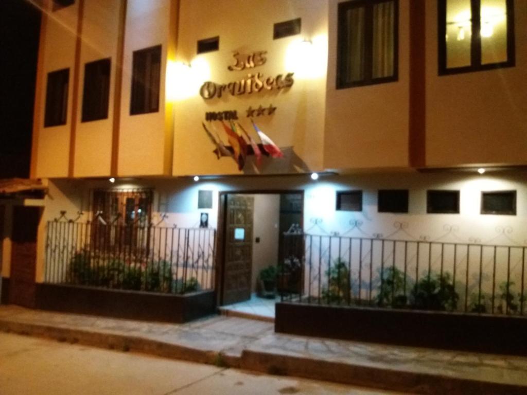 Las Orquídeas Hotel 3 estrellas في شاشابوياس: مبنى امام مبنى