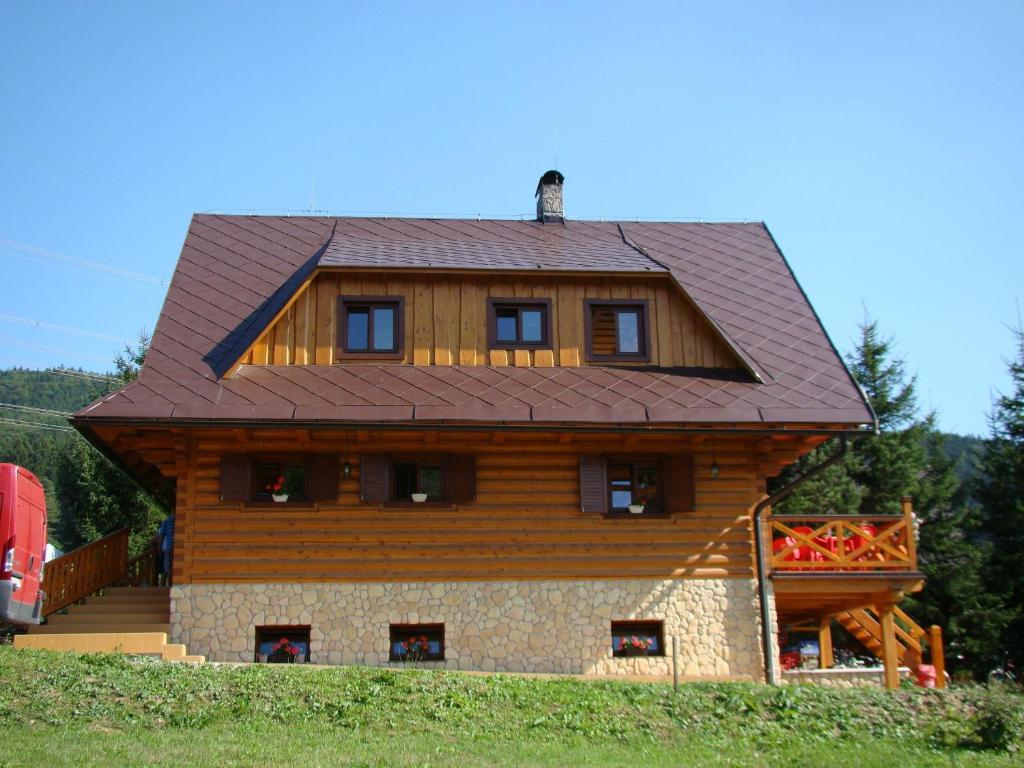 a large wooden house with a brown roof at Rekreačná chata pod Jedľovinou in Varín