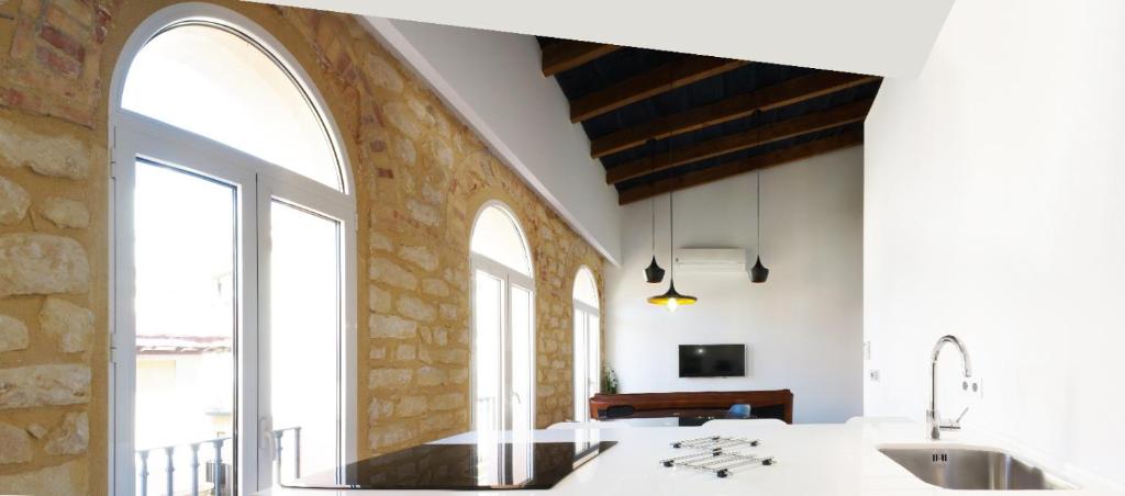 eine Küche mit einem Bogenfenster und einem großen Waschbecken in der Unterkunft Alicante old city & beach appartment in Alicante