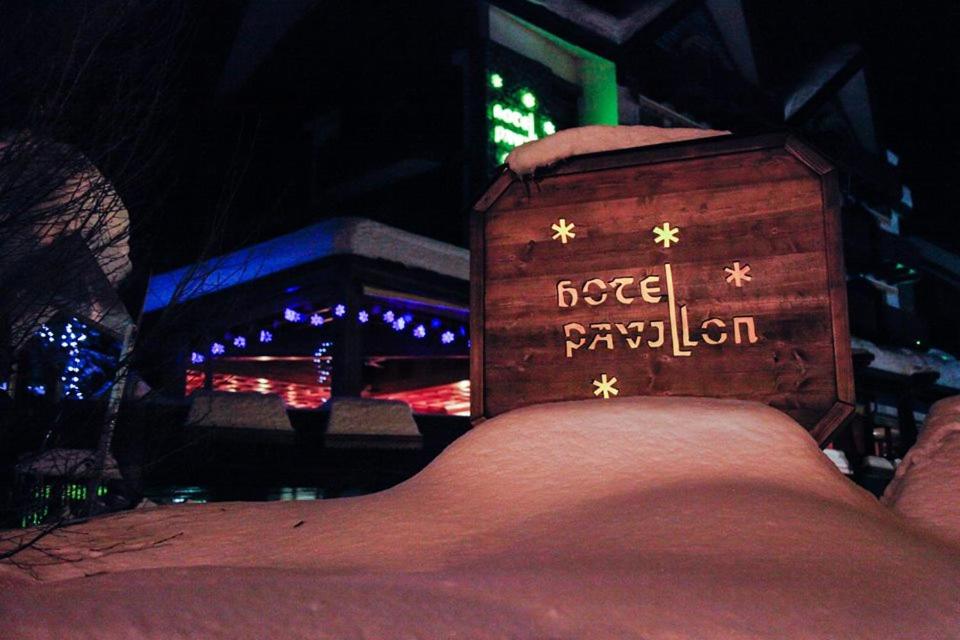 een bord waarop staat Berk paviljoen in de sneeuw bij Hotel Pavillon in Courmayeur