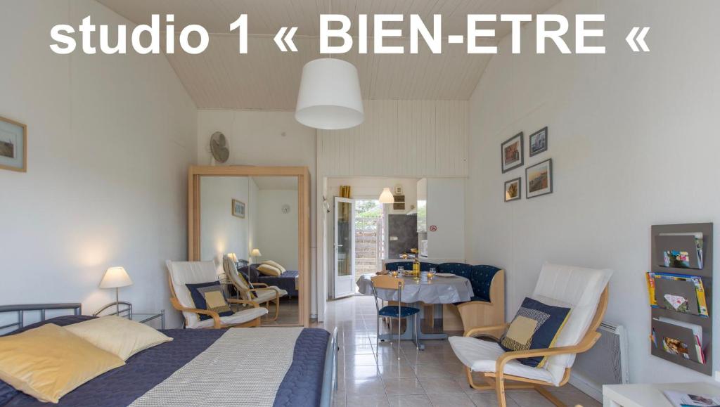 une chambre avec un lit, une table et des chaises dans l'établissement Atlantic Residence Studios, à Jonzac