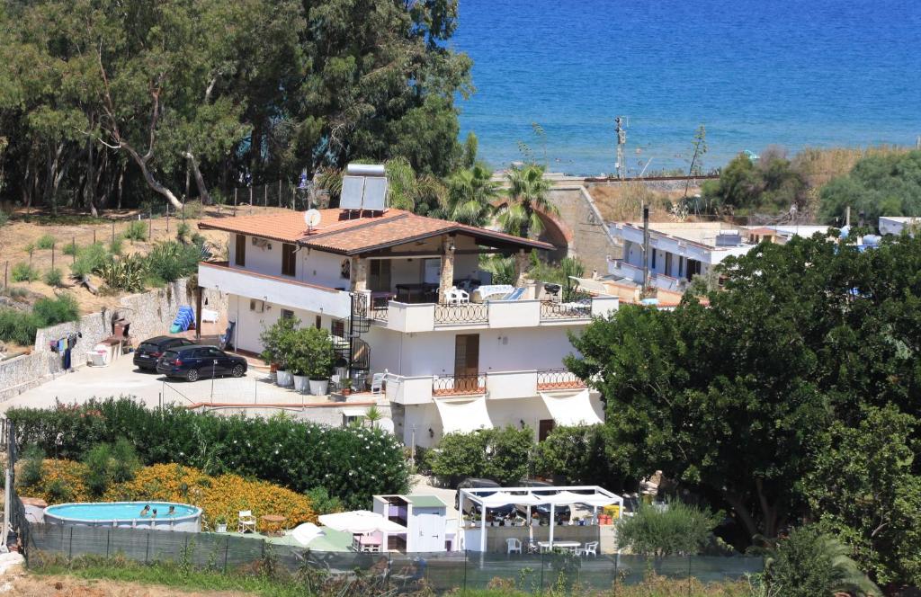 Cette villa offre une vue sur l'océan. dans l'établissement Laila Casa Vacanza, à Balestrate
