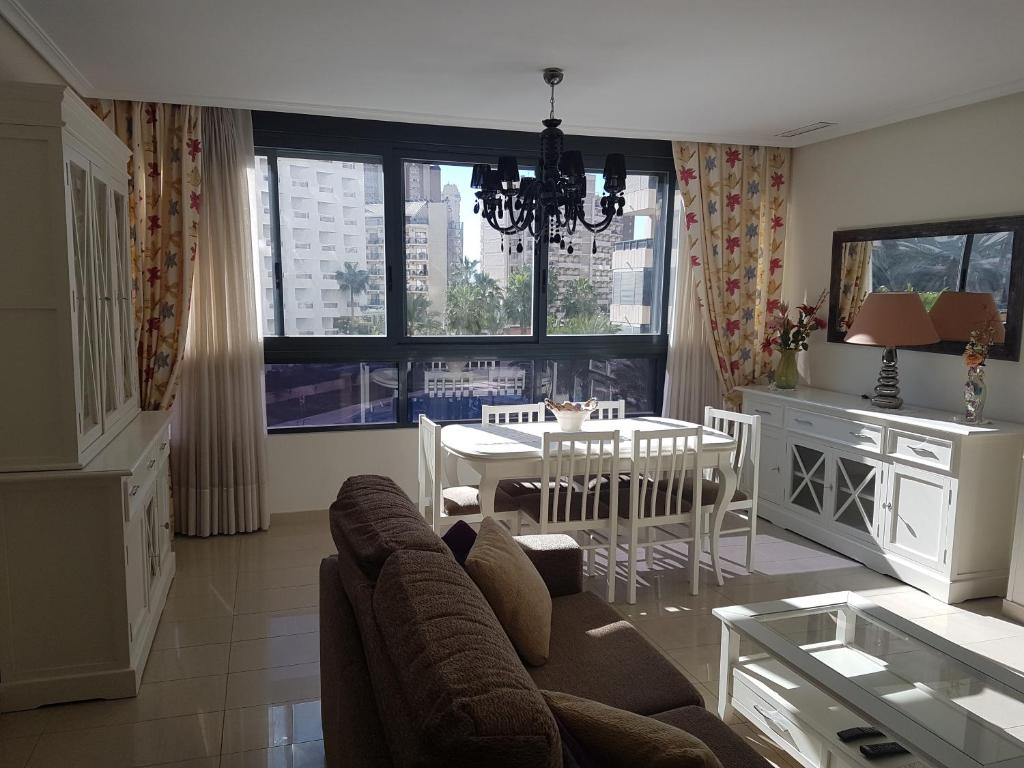 uma sala de estar com um sofá e uma mesa em GEMELOS 26 APARTMENTS - Benidormland em Benidorm