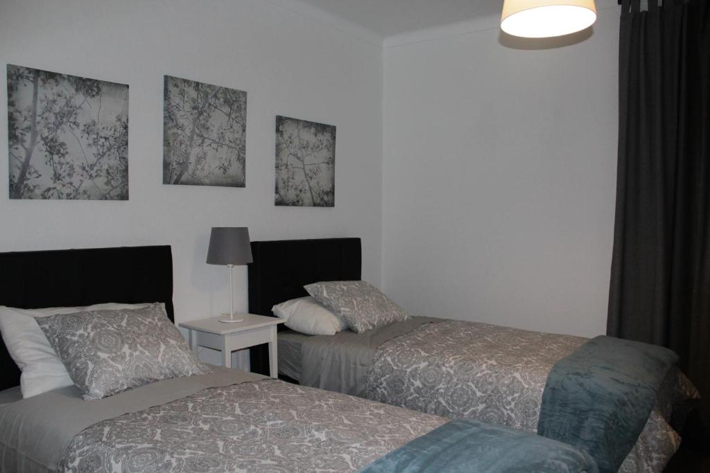 um quarto de hotel com duas camas e um candeeiro em Quinta Cho do Nabal em Belmonte