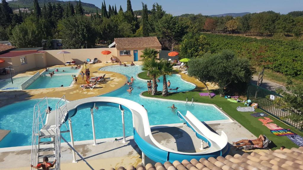 an overhead view of a swimming pool at a resort at Camping Le Dolium in Laudun