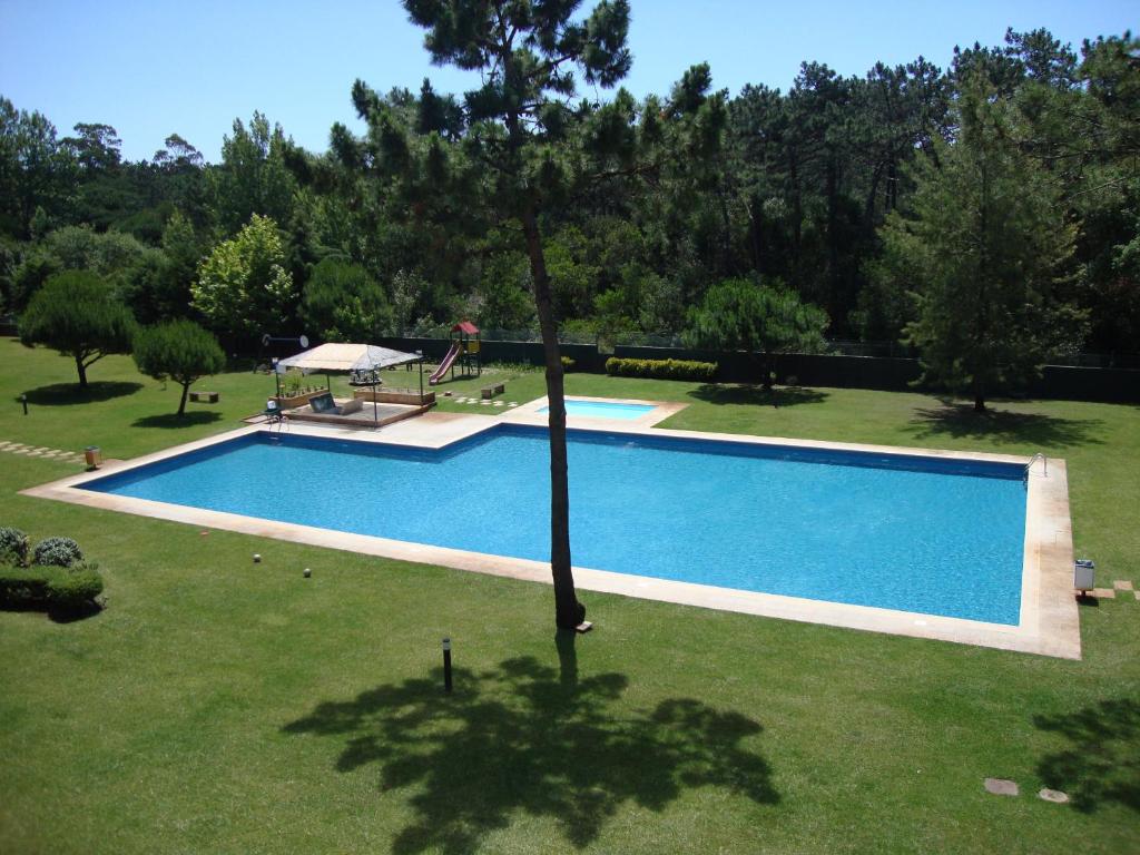 uma vista superior de uma piscina num quintal em Casa Faria da Costa em Esposende