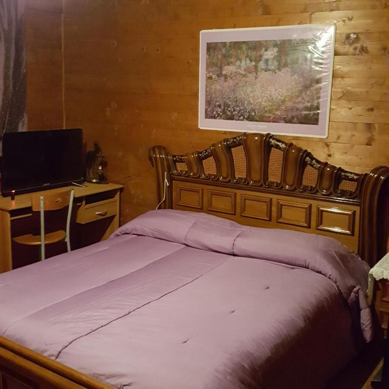 ブリンディジにあるbebvialataのベッドルーム1室(ベッド1台、デスク、コンピュータ付)