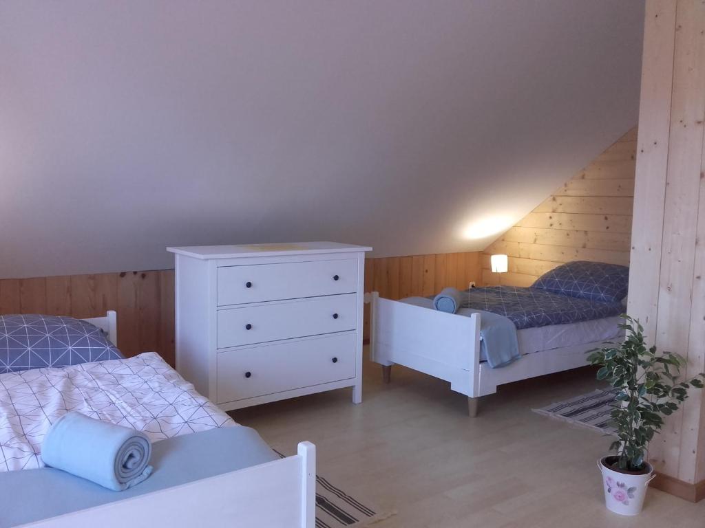 ein kleines Schlafzimmer mit 2 Betten und einer Kommode in der Unterkunft Slovenia Resort apartments & rooms in Radomlje