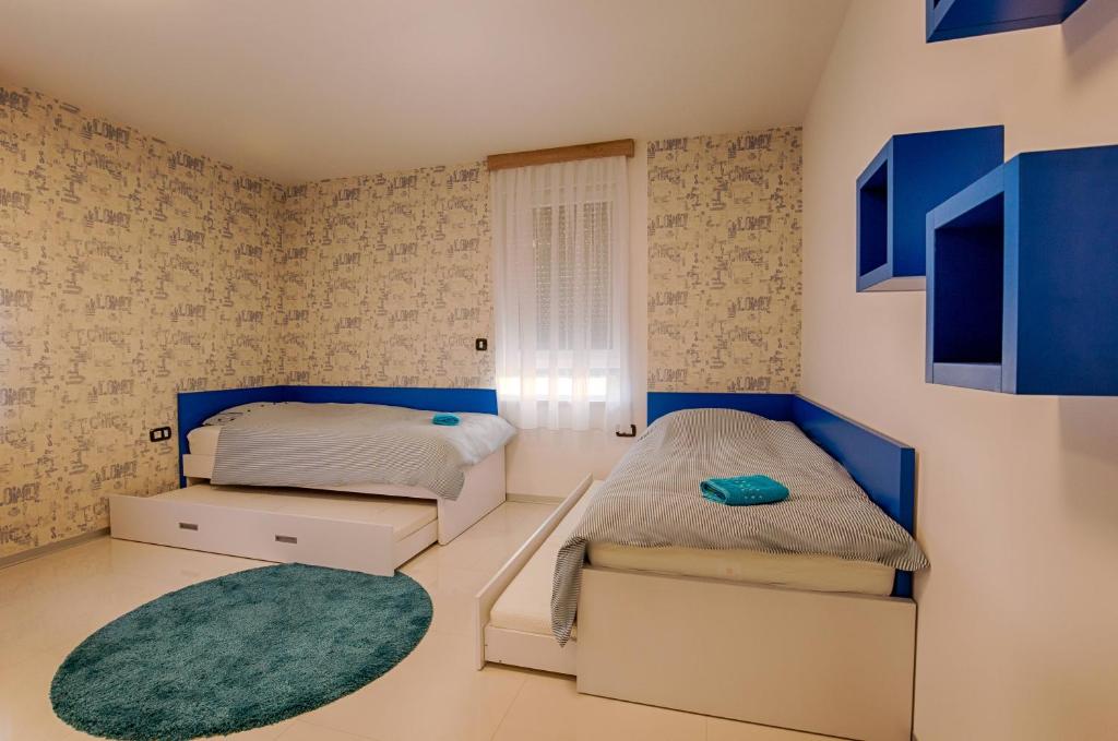 Posteľ alebo postele v izbe v ubytovaní Deluxe new apartments - few steps from the beach - luxury holiday with style - by TRAVELER tourist agency Krk