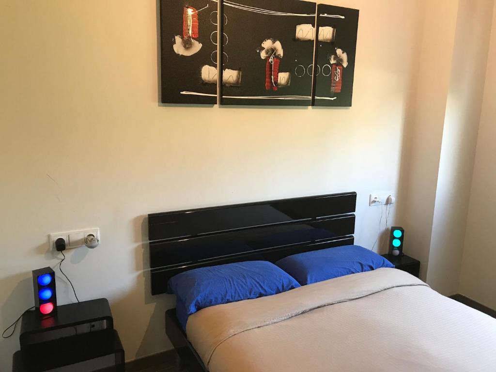 トレモリノスにあるPlayacarihuelaのベッドルーム1室(黒いヘッドボード付きのベッド1台付)