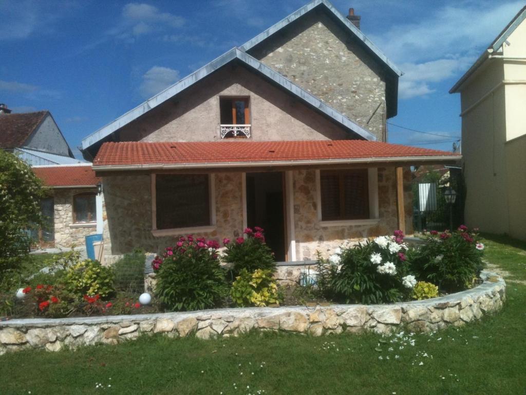 a house with a stone wall in the yard at Joumana tourisme in Gouvernes
