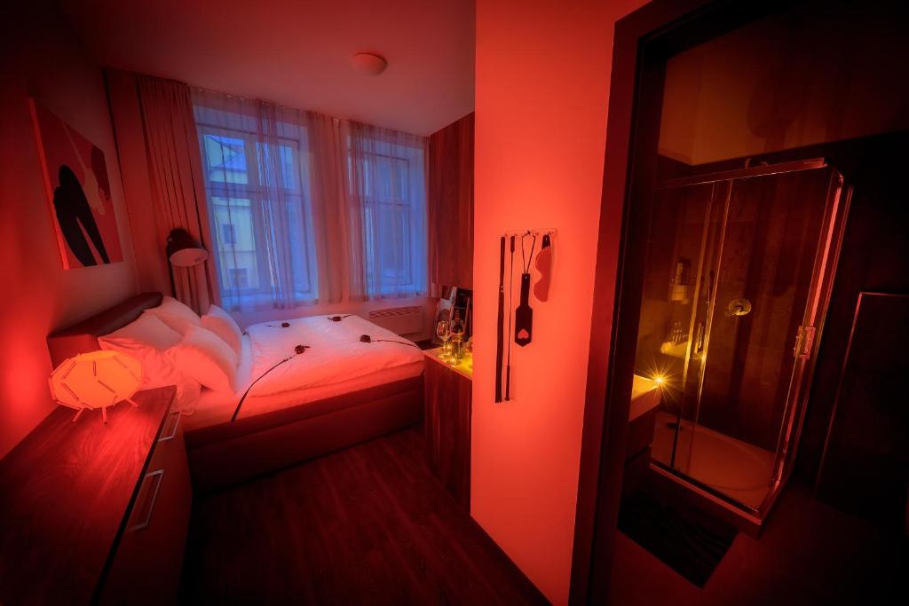 Postel nebo postele na pokoji v ubytování Fifty Shades of Gray studio, city center