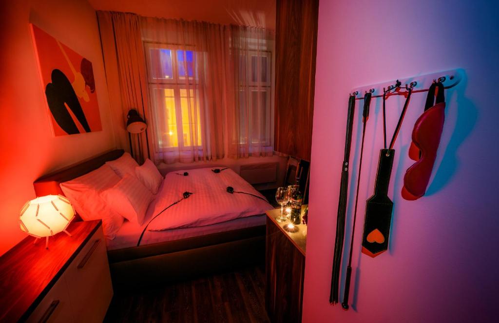 Postel nebo postele na pokoji v ubytování Fifty Shades of Gray studio, city center