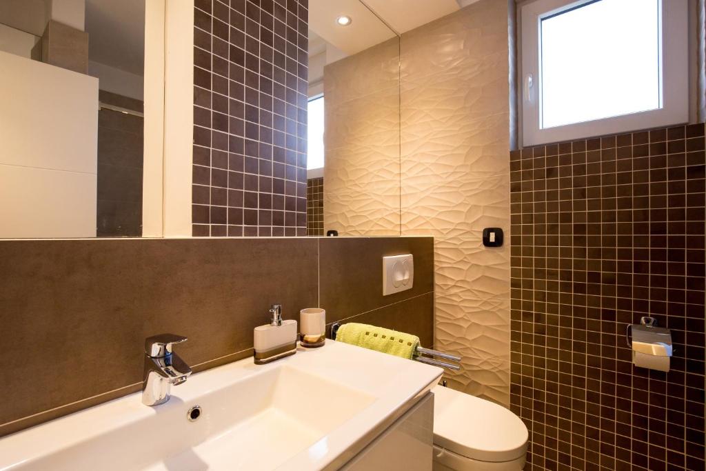 Kúpeľňa v ubytovaní Deluxe new apartments - few steps from the beach - luxury holiday with style - by TRAVELER tourist agency Krk