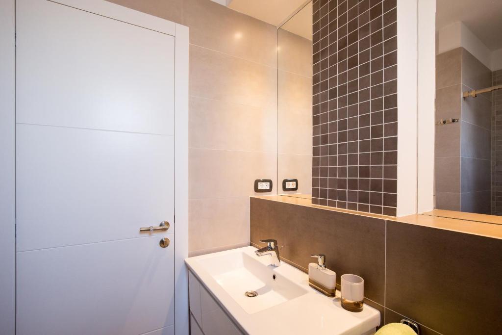 Kúpeľňa v ubytovaní Deluxe new apartments - few steps from the beach - luxury holiday with style - by TRAVELER tourist agency Krk