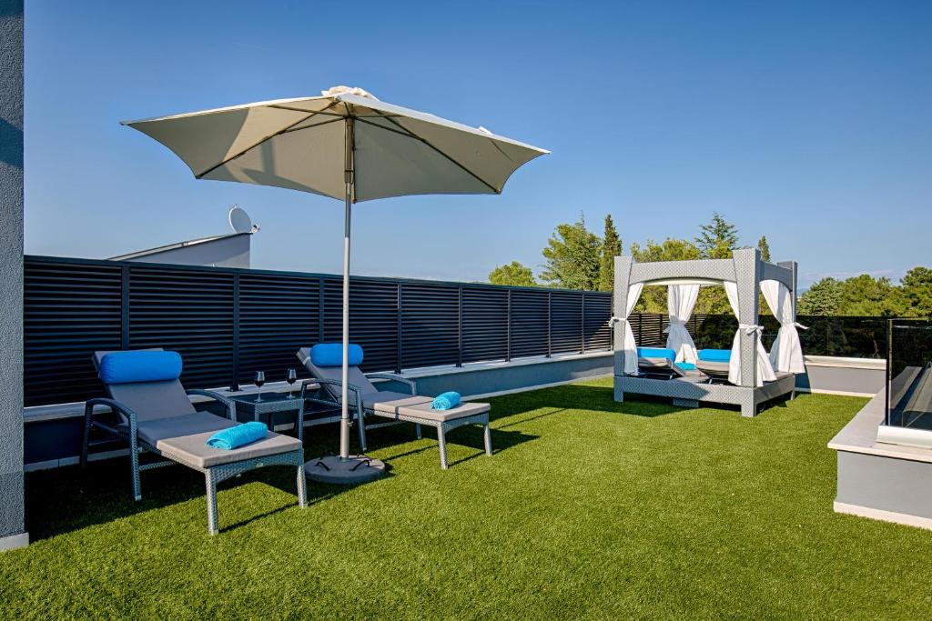Bazén v ubytovaní Deluxe new apartments - few steps from the beach - luxury holiday with style - by TRAVELER tourist agency Krk alebo v jeho blízkosti