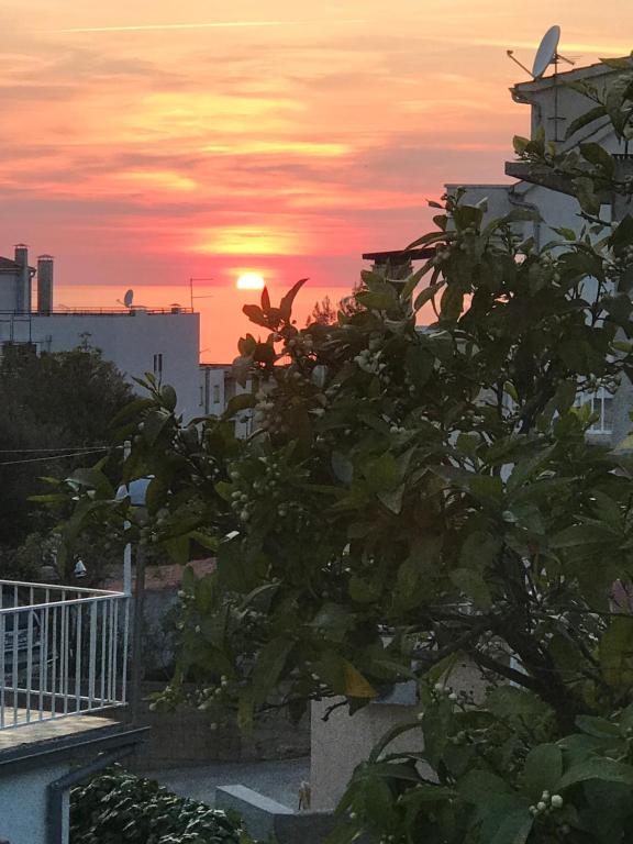 Pohľad na východ alebo západ slnka z apartmánu alebo blízkeho okolia