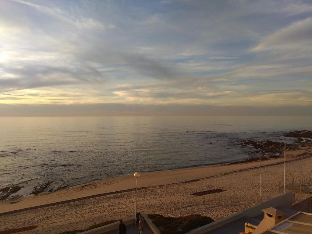ポボア・デ・バルジンにあるLargo do cruzeiroのビーチのバルコニーから海の景色を望めます。